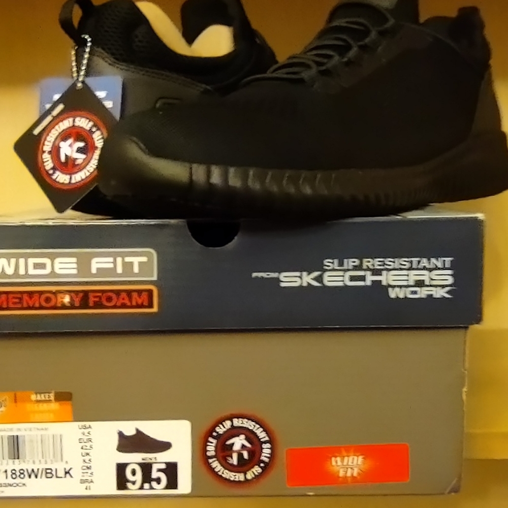 Skechers All Black non-slip shoes. Men's 9.5, never worned &super comfy